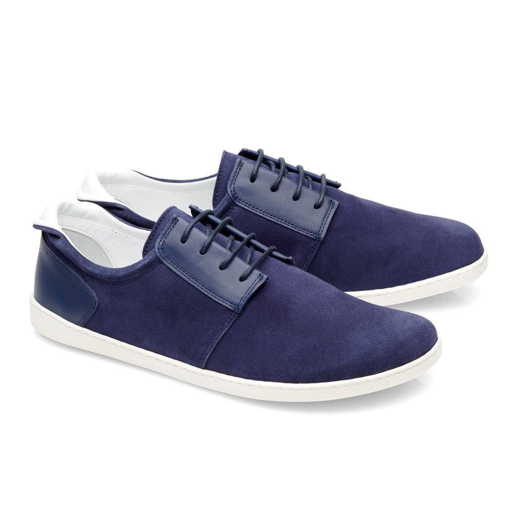 Wir präsentieren die PIQUANT Dark Blue Sneaker von ZAQQ: Diese Schuhe aus Veloursleder zeichnen sich durch ein elegantes Design mit Schnürverschluss und weißer Gummisohle aus. Sie bieten einen klaren, modernen Stil, der sich perfekt für die Freizeit eignet.