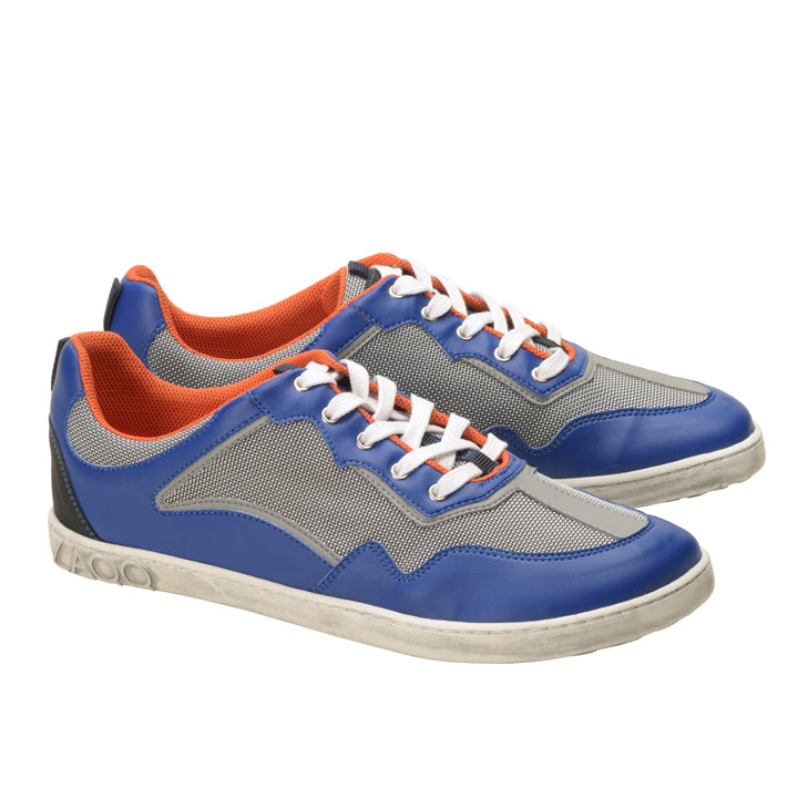 Wir präsentieren den QOPA Blue von ZAQQ: Sportliche Sneaker in einem lebendigen Mix aus Blau, Grau und Orange. Diese Schuhe sind aus atmungsaktivem Meshgewebe für hervorragende Atmungsaktivität gefertigt und verfügen über eine breite Zehenpartie für optimalen Komfort. Sie verfügen über weiße Schnürsenkel und eine strukturierte weiße Sohle und vereinen Stil und Funktion nahtlos.