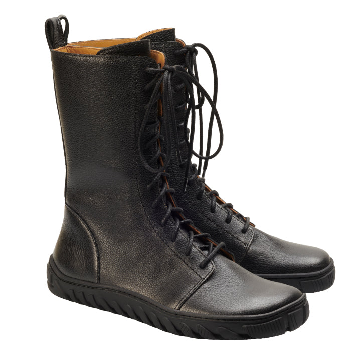 Wir präsentieren die schwarzen ZAQQ DOQS-Stiefel aus hochwertigem Nappaleder. Diese schwarzen Schnürstiefel verfügen über eine strukturierte Oberfläche und eine ULTRAGRIP-Sohle für erstklassigen Halt. Aus einem leichten Winkel vor einem weißen Hintergrund fotografiert, verkörpern sie moderne Eleganz.