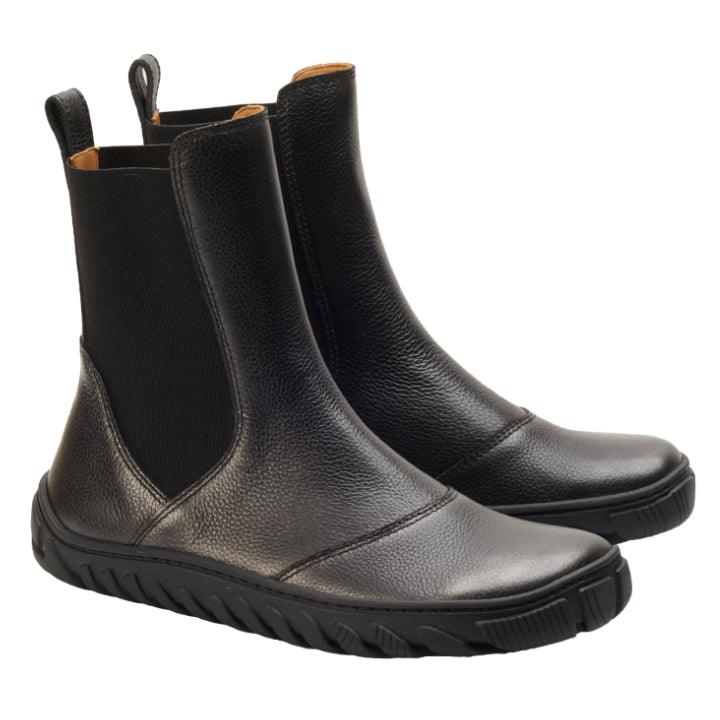 Die ZAQQ ELASTIQ Black Chelsea Boots, kunstvoll aus schwarzem Leder gefertigt und mit elastischen Seiteneinsätzen sowie strukturierten Gummisohlen versehen, werden vor einem weißen Hintergrund präsentiert. Diese Stiefel sind für bequemes Tragen konzipiert und verfügen über eine praktische Aufreißlasche an der Rückseite.