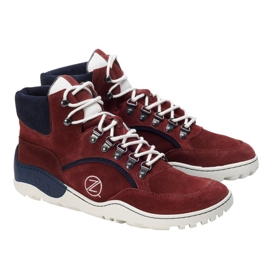 Die TREQ Red Waterproof Sneaker von ZAQQ sind kastanienbraune High-Tops mit weißen Schnürsenkeln und Sohlen. Diese wasserdichten Schuhe haben marineblaue Akzente an Ferse und Knöchel sowie ein rundes Logo an der Seite, was sie zu perfekten Outdoor-Schuhen für jedes Abenteuer macht.