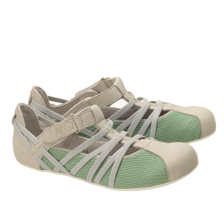 Ein Paar grüne Riemchensandalen „QLAIRE Green“ von ZAQQ in Beige und Grün mit hervorstechenden Netzdetails und Klettverschlüssen, fotografiert vor einem schlichten weißen Hintergrund.