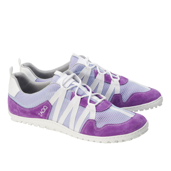 Die Sportschuhe RIQ Purple von ZAQQ präsentieren sich in einem lila-weißen Farbschema mit weißen Schnürsenkeln, einem Meshgewebe-Design und Gummisohlen sowie dem ZOO-Markenlogo an der Seite.