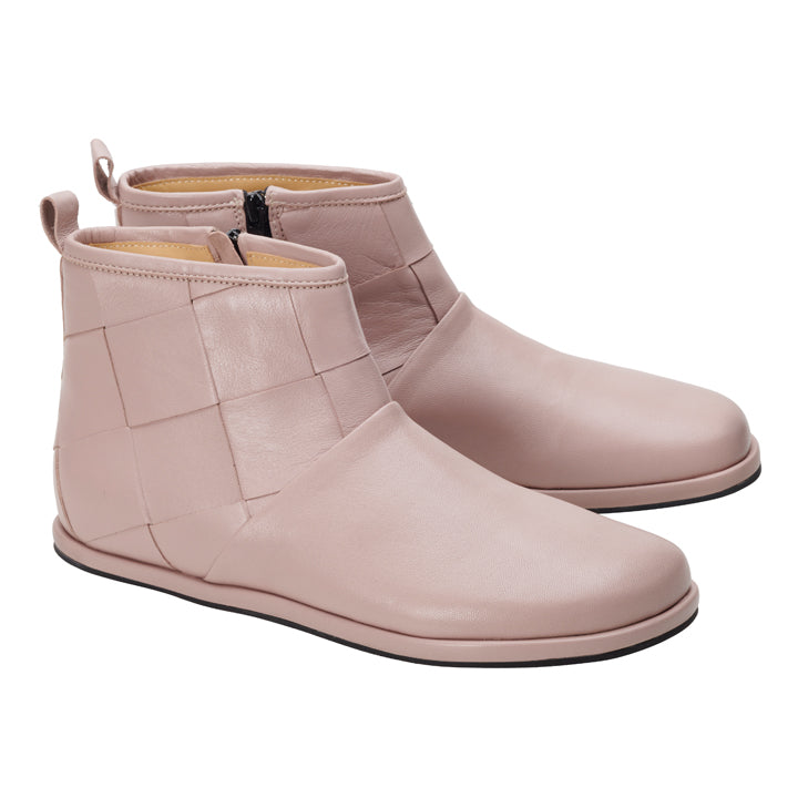 Entdecken Sie die SQARLETT Nude Stiefeletten von ZAQQ, gefertigt aus hellrosa Leder mit Steppmuster und praktischem Reißverschluss. Diese eleganten Stiefel bieten ein elegantes Finish und dünne schwarze Sohlen und verbinden Stil mit Komfort.