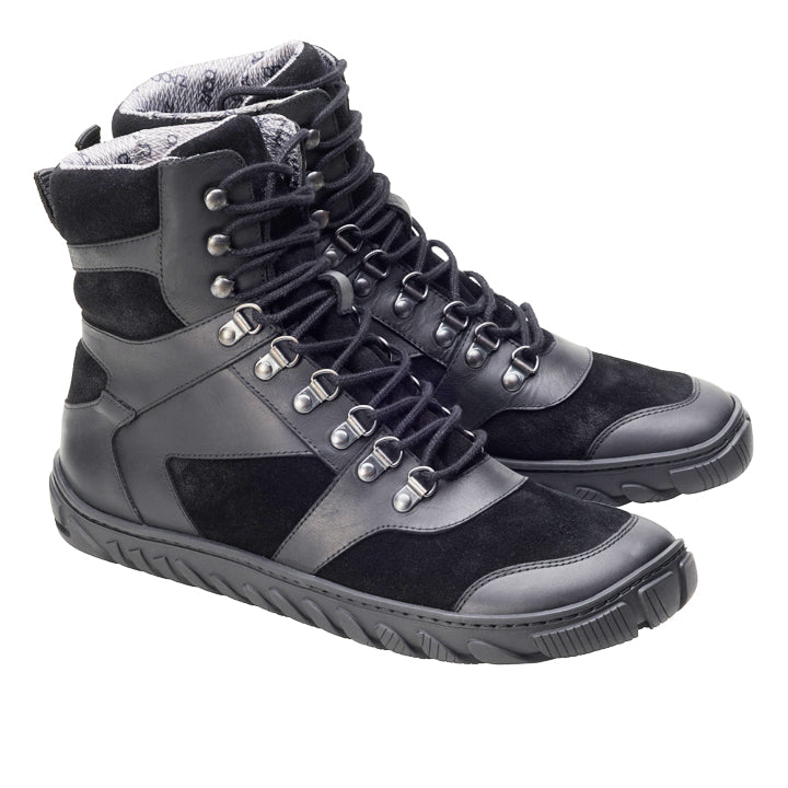 Die wasserdichten Stiefel ZAQQ EXPLORER Black haben ein robustes Design, das sich ideal für Outdoor-Abenteuer eignet. Sie kombinieren Leder- und Wildlederstrukturen, Metallösen und eine robuste Sohle für Langlebigkeit. Diese stylischen High-Tops sind leicht nach rechts geneigt und so konstruiert, dass sie den Elementen standhalten.