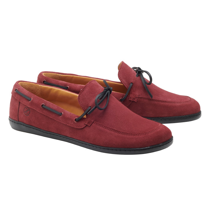 Ein Paar ZAQQs QEA Velours Bordeaux-Loafer mit schwarzer Gummisohle und Schnürsenkeln. Diese Schuhe präsentieren sich im Mokassin-Stil mit einem praktischen Slip-On-Design, ideal für alle, die die Eleganz klassischer Bootsschuhe bewundern.