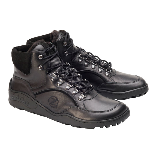 Die TREQ Black Winter Waterproof-Stiefel von ZAQQ eignen sich perfekt als Winterstiefel und kombinieren mit ihrem High-Top-Design aus schwarzem Leder ein robustes und stilvolles Erscheinungsbild. Mit Schnürung vorne, dicken Sohlen, Metallösen, Nähten und einem geprägten Logo an der Seite bieten diese Stiefel sowohl Funktionalität als auch Mode für die Wintersaison.