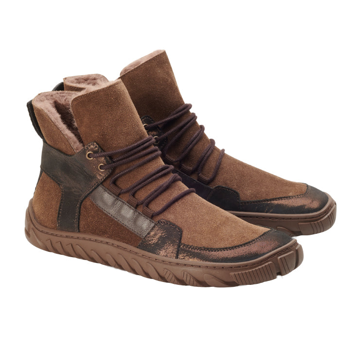 Der ALPIQ Winter Bronze von ZAQQ ist ein High-Top-Sneaker mit Veloursleder- und Lederstrukturen. Er verfügt über dicke braune Schnürsenkel, eine robuste Gummisohle und eine weiche Winterfütterung für Wärme und Komfort.