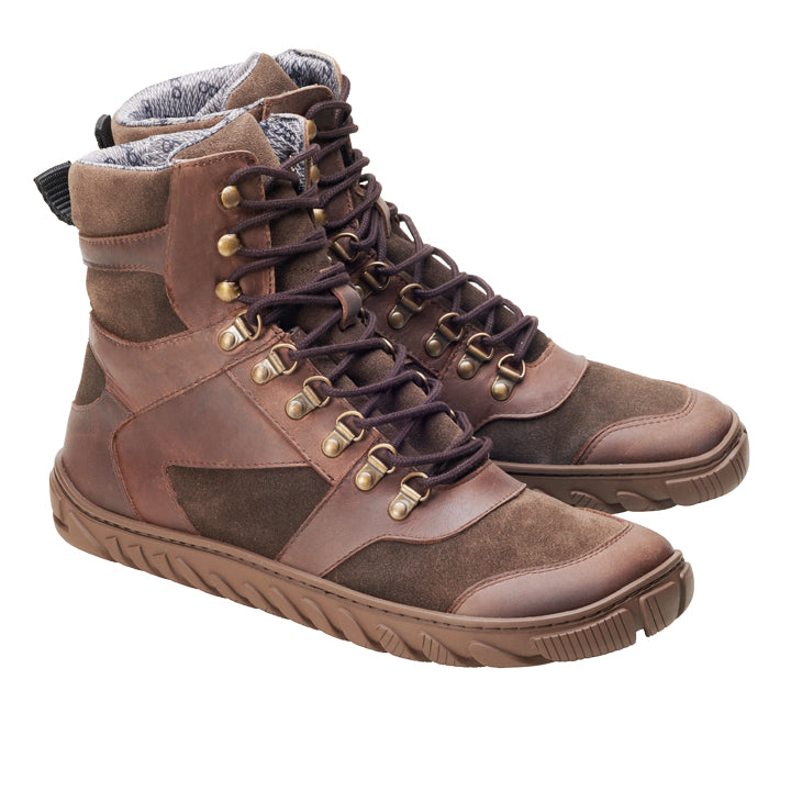 Die ZAQQ EXPLORER Brown Waterproof High-Top-Stiefel bestehen aus braunem Leder und Wildleder, goldfarbenen Ösen, dunkelbraunen Schnürsenkeln, einer dicken strukturierten Sohle und einem kuscheligen Stofffutter.