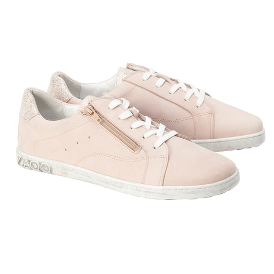 Wir präsentieren den ZAQQ QOMFY Wide Rosa, ein Paar lässige Sneaker in Hellrosa aus hochwertigem Nappaleder. Diese stylischen Sneaker haben weiße Schnürsenkel, seitliche Reißverschlüsse und strukturierte Absätze. Sie sind mit weißen Sohlen mit einem erhabenen Muster für zusätzlichen Stil gestaltet.