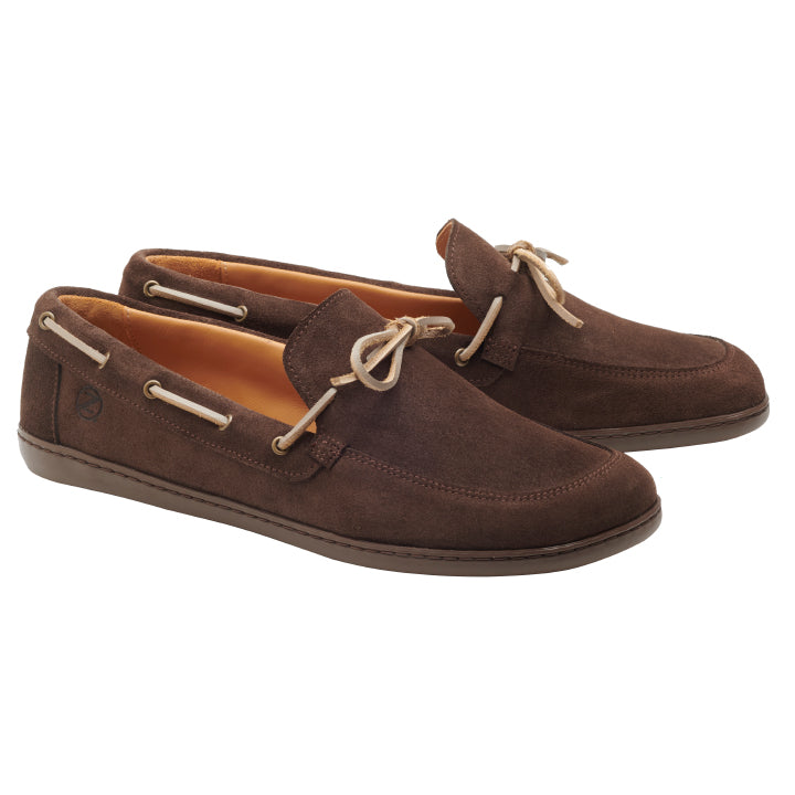 Ein Paar dunkelbraune Loafer aus Wildleder QEA Velours von ZAQQ mit beigen Schnürsenkeln und Nähten. Diese Schuhe aus Veloursleder haben ein Mokassin-Design und flache Sohlen, die schräg auf weißem Hintergrund präsentiert werden.