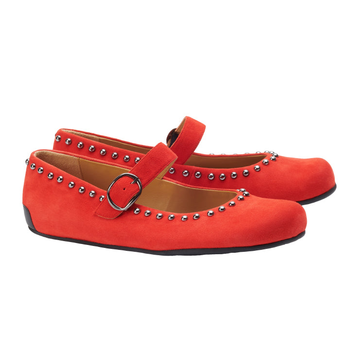 Ein Paar DIEQO Red Ballerinas von ZAQQ mit abgerundeter Spitze und einem Riemen über der Oberseite. Diese Schuhe aus Veloursleder sind an den Rändern mit kleinen Metallnieten verziert und haben glatte schwarze Sohlen.