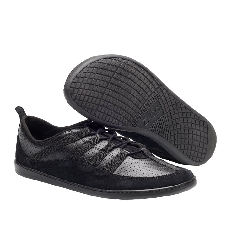 Wir präsentieren die SPARQ Low Black Sneaker von ZAQQ mit einem Low-Profile-Design mit einer markanten strukturierten Sohle und perforierten Details auf dem luxuriösen Obermaterial aus Nappaleder. Der klassische Schnürverschluss sorgt für zeitlose Eleganz, während ein Schuh flach und der andere abgewinkelt ist, um das komplizierte Muster der Sohle hervorzuheben.