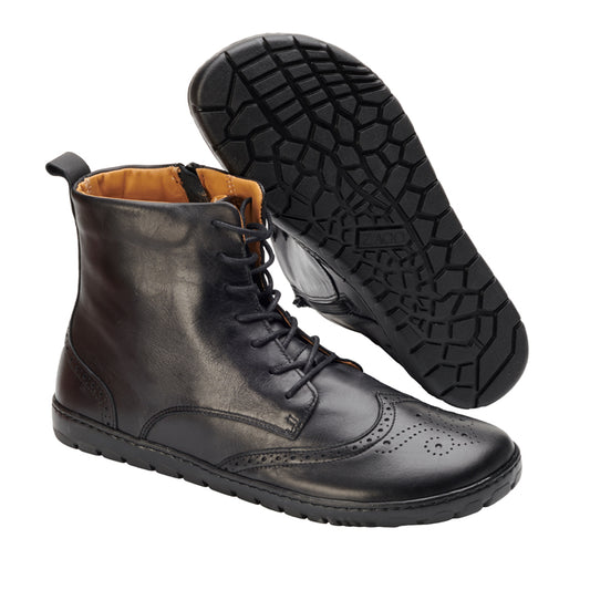 Ein Paar schwarze QUINTIC Brogue-Stiefel von ZAQQ, gefertigt mit aufwendigen Nähten und Details an der Spitze. Ein Stiefel steht aufrecht und hebt die Seite und die Schnürsenkel hervor, während der andere geneigt ist und seine gemusterte Sohle aus Glanzleder für einen subtilen Schimmer zeigt.