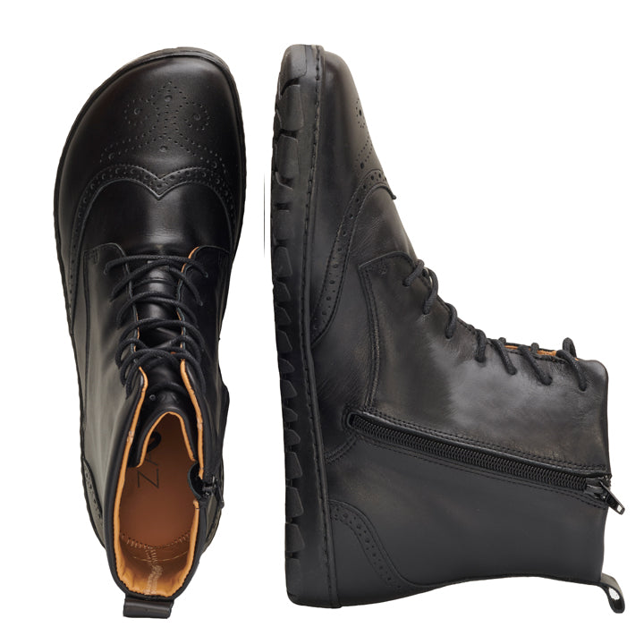 Wir präsentieren die QUINTIC Brogue Black-Stiefel von ZAQQ, gefertigt aus elegantem Glanzleder. Diese schwarzen Lederstiefel zeichnen sich durch aufwendige Brogue-Details aus, wobei ein Stiefel oben ein Schnürdesign aufweist und der andere einen praktischen seitlichen Reißverschluss hat. Beide Stiefel verfügen über robuste Sohlen für außergewöhnliche Haltbarkeit.