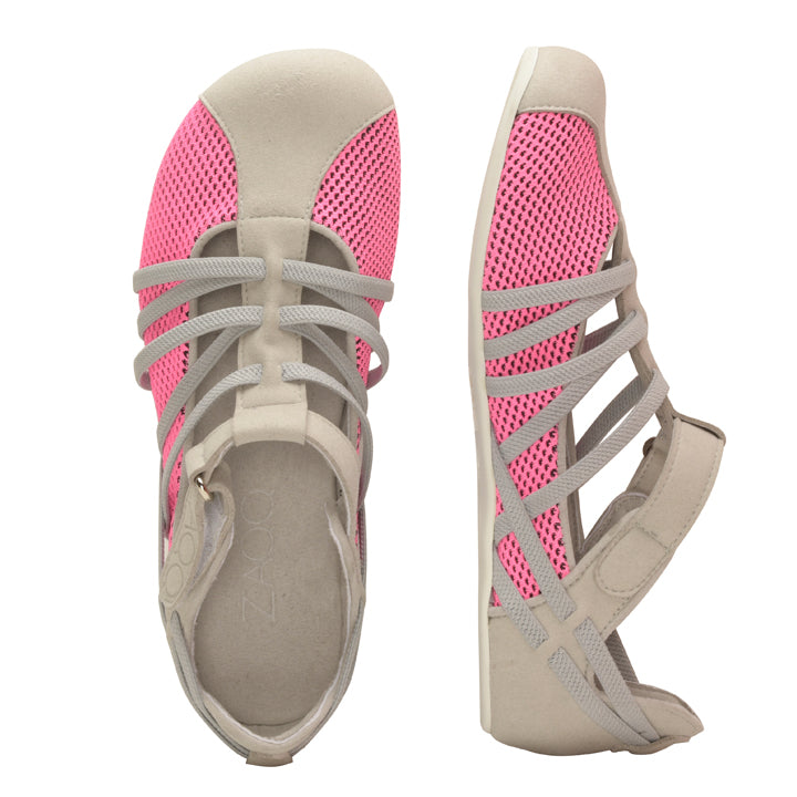 Wir präsentieren die QLAIRE Pink von ZAQQ. Diese Sandalen sind in einem hellen Beige- und Rosa-Farbschema mit Meshgewebe-Design und stilvollen gekreuzten Riemen gehalten. Eine Sandale ist von oben zu sehen, die andere von der Seite. Als Komfort-Sandalen konzipiert, bieten sie einen bequemen und lässigen Stil, ideal für alle, die Wert auf Barfußkomfort legen.