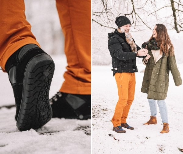 Auf der linken Seite ist eine Nahaufnahme einer Person mit schwarzen Schuhen und orangefarbenen Hosen zu sehen, die im Schnee steht. Auf der rechten Seite sind zwei Personen zu sehen, eine mit orangefarbenen Hosen und einer schwarzen Jacke und die andere mit einem grünen Mantel, die gemeinsam unter schneebedeckten Bäumen lachen. Beide tragen Winterstiefel.