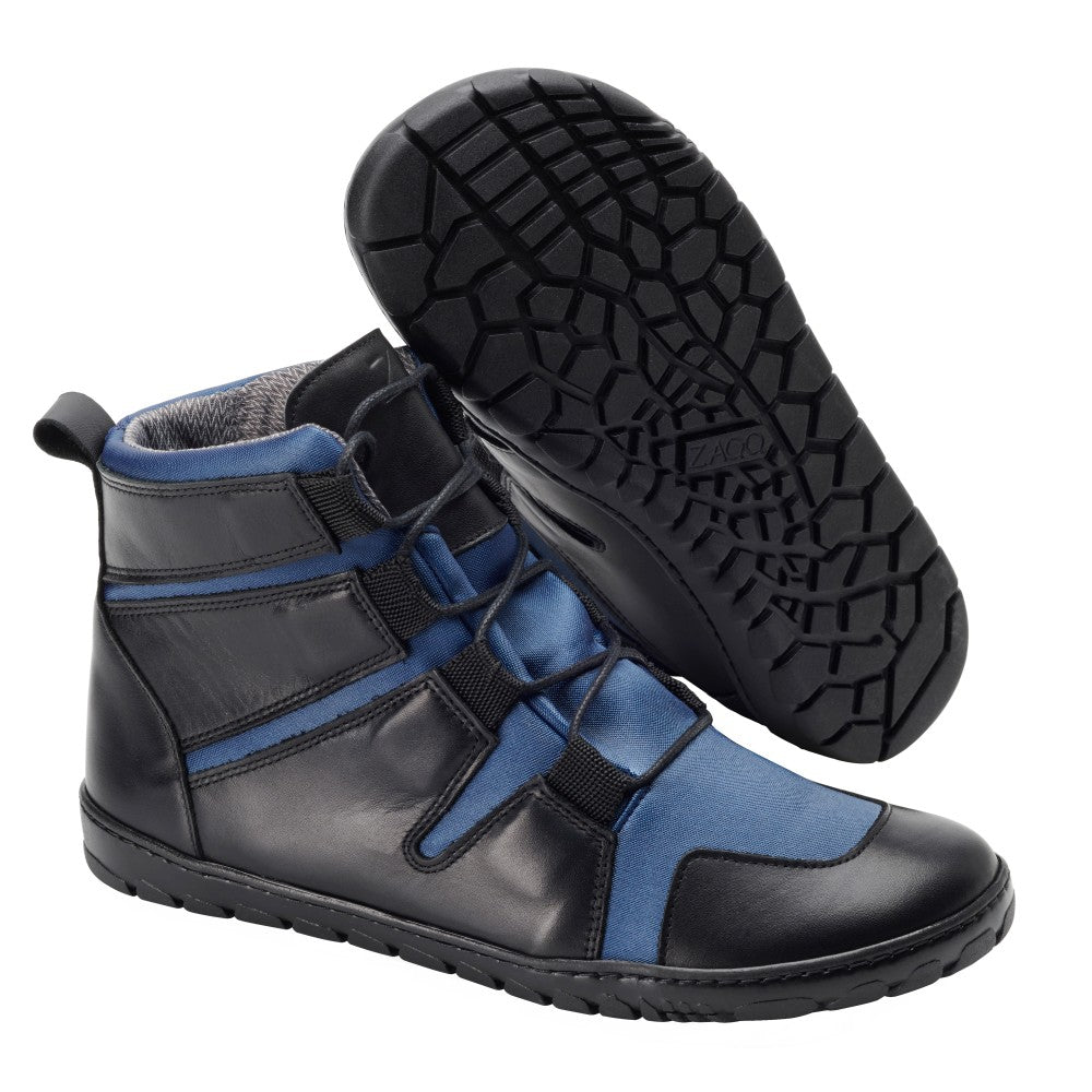 Der DAQOTA Waterproof Ocean von ZAQQ bietet eine stilvolle Kombination aus schwarzen und blauen High-Tops mit strukturierten Laufsohlen. Ein Schuh steht aufrecht, während der andere geneigt ist, um seine Sohle zu präsentieren und den Materialmix aus Leder und Stoff im Design hervorzuheben. Die Schuhe haben einen Schnürverschluss, der die Essenz eines trendigen wasserdichten Schnürboots einfängt.