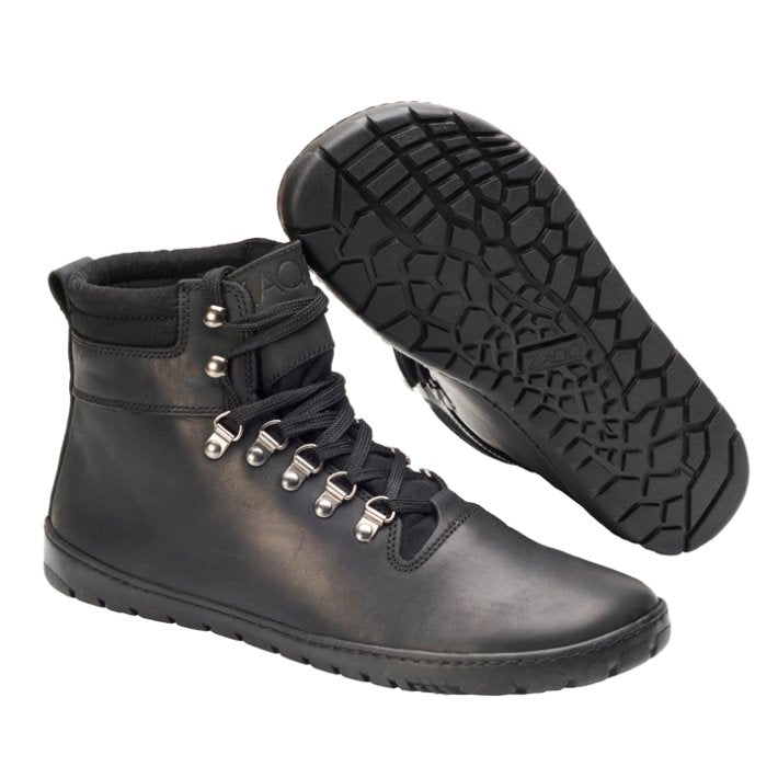 Die wasserdichten High-Top-Schuhe ZAQQ EXPEQ-Black zeichnen sich durch ein minimalistisches Design mit strukturierten Sohlen und einer eleganten schwarzen Farbgebung aus. Sie sind mit schwarzen Schnürsenkeln ausgestattet, die durch Metallösen geführt sind, und haben einen gepolsterten Schaft für zusätzlichen Komfort. Das sechseckige Muster auf der Laufsohle bietet hervorragenden Halt und verkörpert eine von Barfußschuhen inspirierte Ästhetik mit geschmackvollen Nähdetails.