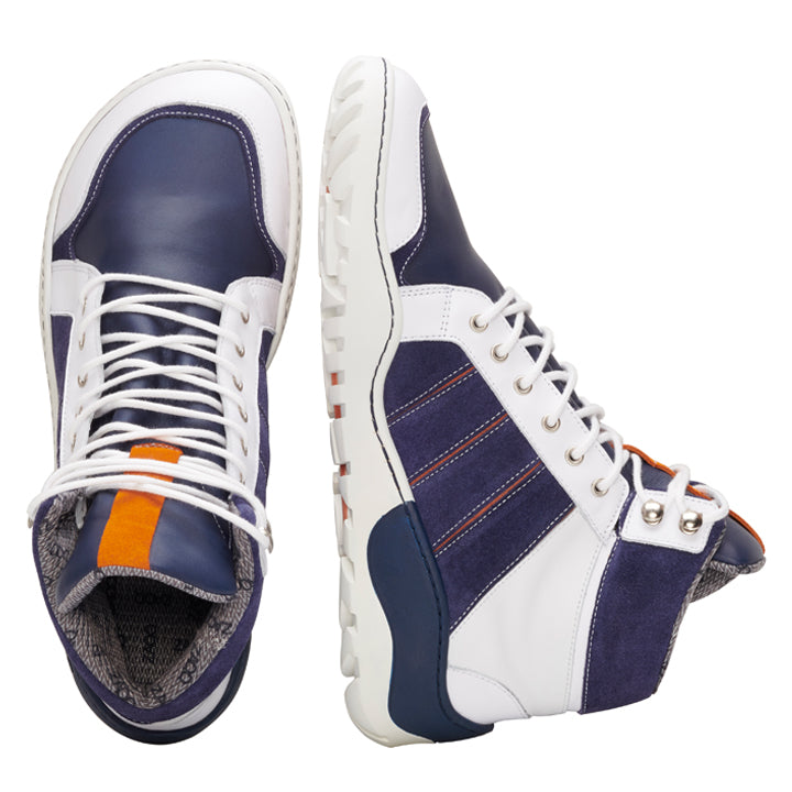 Ein Paar wasserdichte Q2 Blue White High-Top-Sneaker von ZAQQ mit orangefarbenen Akzenten und weißen Schnürsenkeln. Ein Schuh steht aufrecht, um seine Seite und Sohle hervorzuheben, während der andere auf der Seite liegt, um eine Draufsicht zu ermöglichen – ideal für jedes Abenteuer.