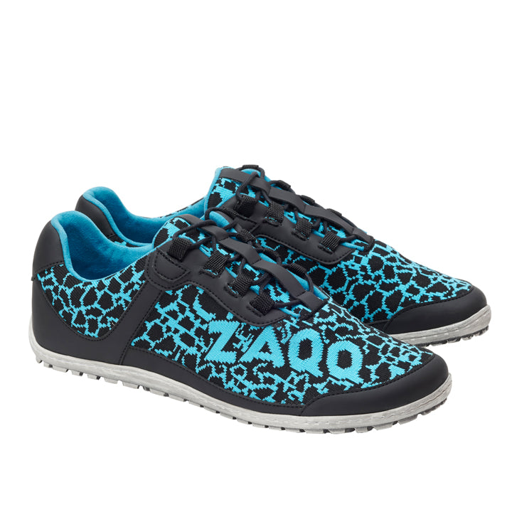 Die QINGSTON Turquoise-Schuhe von ZAQQ sind schwarze und türkisfarbene Sportschuhe mit einem einzigartigen geometrischen Muster aus veganem Netzgewebe. Der Markenname ZAQQ ist auf der Seite jedes Schuhs abgebildet. Sie werden mit schwarzen Schnürsenkeln und weißen Sohlen geliefert und sind damit die ideale Wahl für vegane Laufbegeisterte.