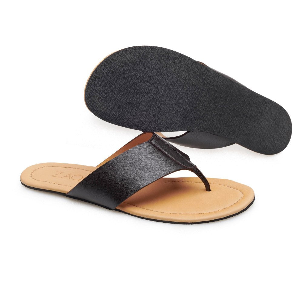 Ein Paar dunkelbraune QOSS-Flip-Flops von ZAQQ verfügen über ein anspruchsvolles Design mit hellbraunen Sohlen; eine liegt flach, während die andere auf der Seite liegt, wodurch die strukturierte schwarze Gummisohle hervorgehoben wird.