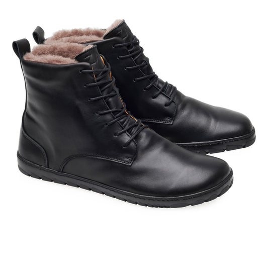 Die QUINTIC Winter Waterproof Black-Stiefel von ZAQQ haben eine Schnürung vorne und dicke, strukturierte Gummisohlen. Sie haben eine weiche Lammfellfutter-Innenseite für Wärme, eine abgerundete Spitze und eine Aufreißlasche an der Rückseite für einfaches Anziehen.