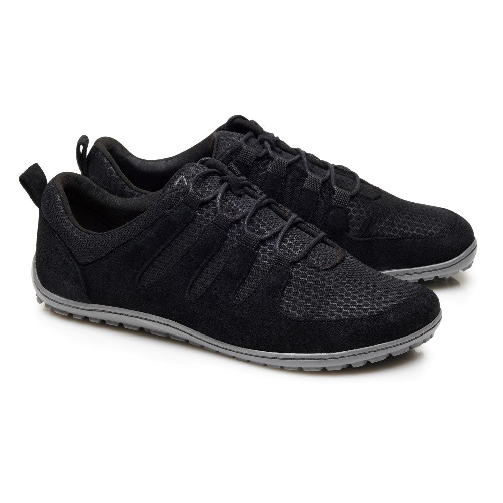 Wir präsentieren die SHOQQ Black von ZAQQ, ein Paar vegane Barfußschuhe mit einem eleganten Design und strukturiertem Obermaterial. Diese schwarzen Low-Top-Sportschuhe haben graue Gummisohlen und schwarze Schnürsenkel, wodurch sie sich perfekt für den Freizeit- oder Sportgebrauch eignen und gleichzeitig einen umweltfreundlichen Lebensstil unterstützen.