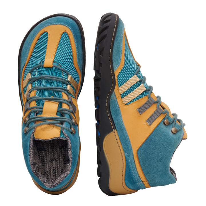 Die ESQAPE Blue Orange Waterproof Sneaker von ZAQQ bieten mit ihrer Kombination aus Türkis und Hellbraun einen stilvollen und modernen Look. Sie verfügen über Mesh-Details, einzigartige Seitenmuster und robuste schwarze Sohlen mit der ZAQQ TERRA Sohle-Technologie, die sowohl wasserdichte Funktionalität als auch zeitgenössisches Aussehen von oben und von der Seite bietet.