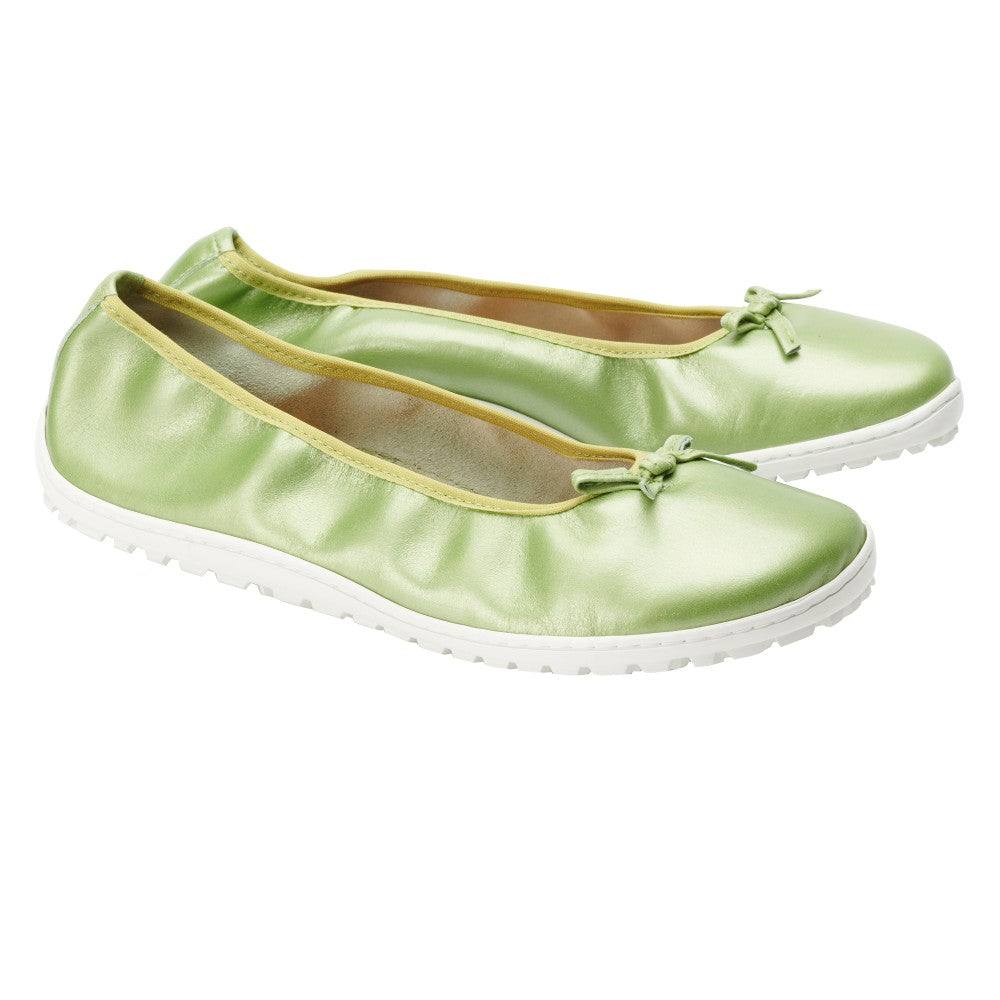 Die SUQAR Olive Ballerinas von ZAQQ sind stilvoll gestaltet mit einem schicken hellgrünen Nappaleder-Finish, mit Schleifenakzenten an den Zehen und ergänzt durch weiße Gummisohlen. Perfekt für die Ballerina im Herzen, zieren sie elegant einen weißen Hintergrund.