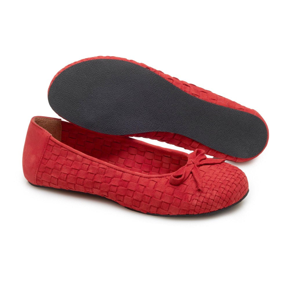 Ein Paar flache Schuhe ZAQQ TWIST Red mit gewebter Textur und einer kleinen Schleife auf der Vorderseite. Der Barfuß-Ballerina-Stil bietet Komfort, wobei ein Schuh die Seitenansicht zeigt und der andere die schwarze Sohle freigibt.