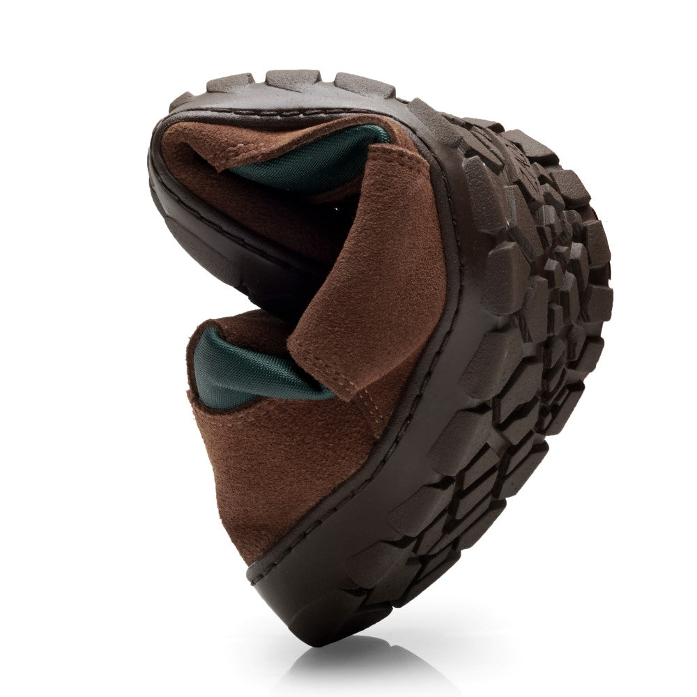 Der HIQE Mid Brown Green Waterproof Schuh von ZAQQ ist aufgerollt abgebildet und verfügt über eine strukturierte schwarze Sohle, die seine Flexibilität betont und ihn zu einem idealen Barfußschuh für den Außenbereich macht. Das Innenfutter ist teilweise sichtbar und weist eine blaugrüne Farbe auf. Die Spiegelung darunter verleiht dem Bild Tiefe.