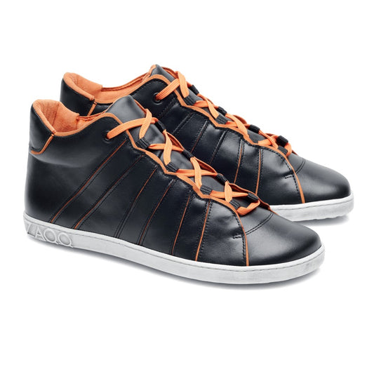 Wir präsentieren den QQQ Mid Black Orange von ZAQQ: ein Paar schicke High-Top-Sneaker aus glattem Nappaleder. Sie haben eine schwarze Außenseite mit auffälligen orangefarbenen Schnürsenkeln und einem Innenfutter, dazu weiße Kautschuk-Sohlen und ein geprägtes Logo in der Nähe der Fersen.