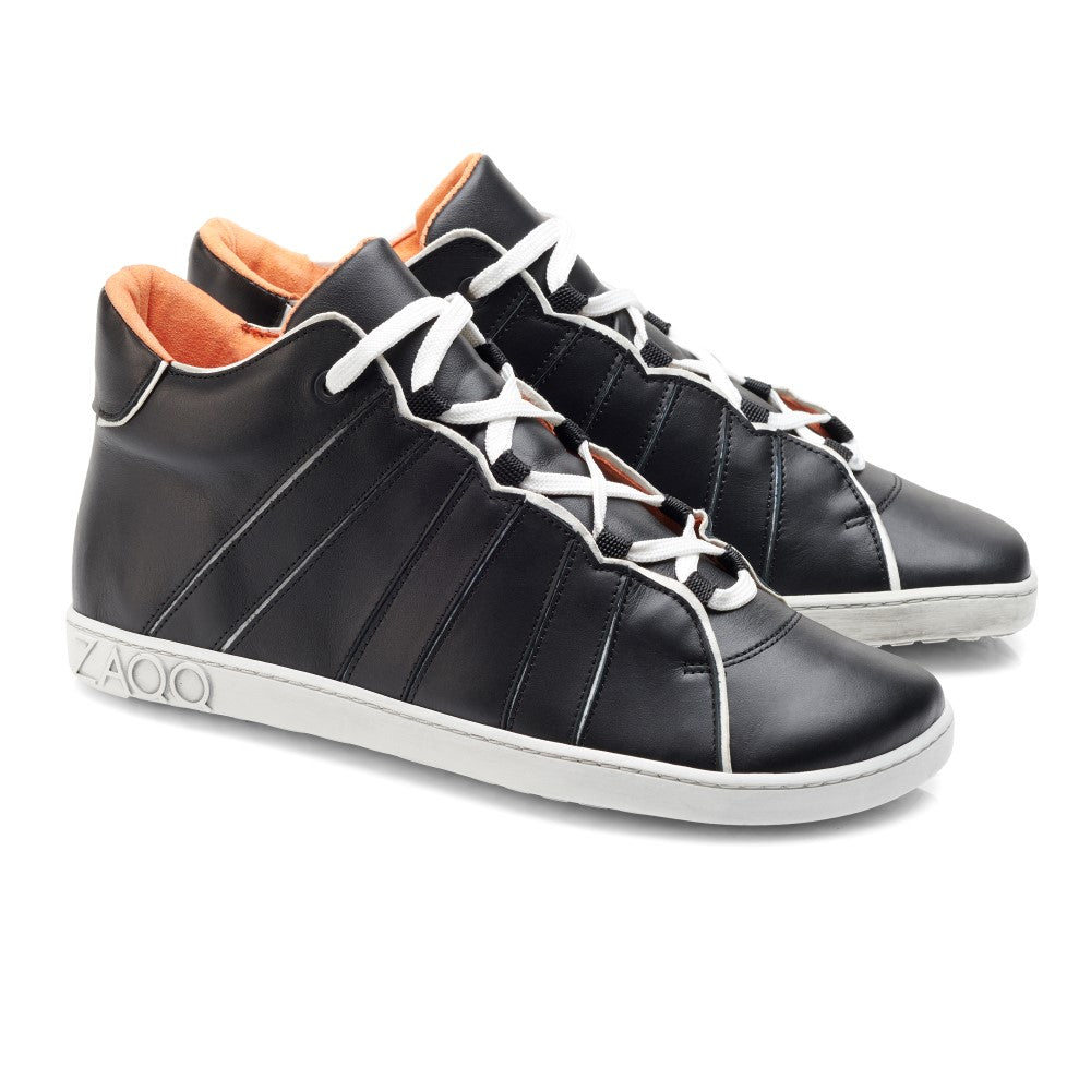 Wir präsentieren den QQQ Mid Black White von ZAQQ, ein Paar sorgfältig gefertigter schwarzer High-Top-Sneaker. Diese Schuhe zeichnen sich durch kontrastierende weiße Schnürsenkel und Sohlen aus, ergänzt durch ein leuchtend orangefarbenes Innenfutter. Ihr unverwechselbares Design sorgt für Stil und Komfort für jeden Anlass.