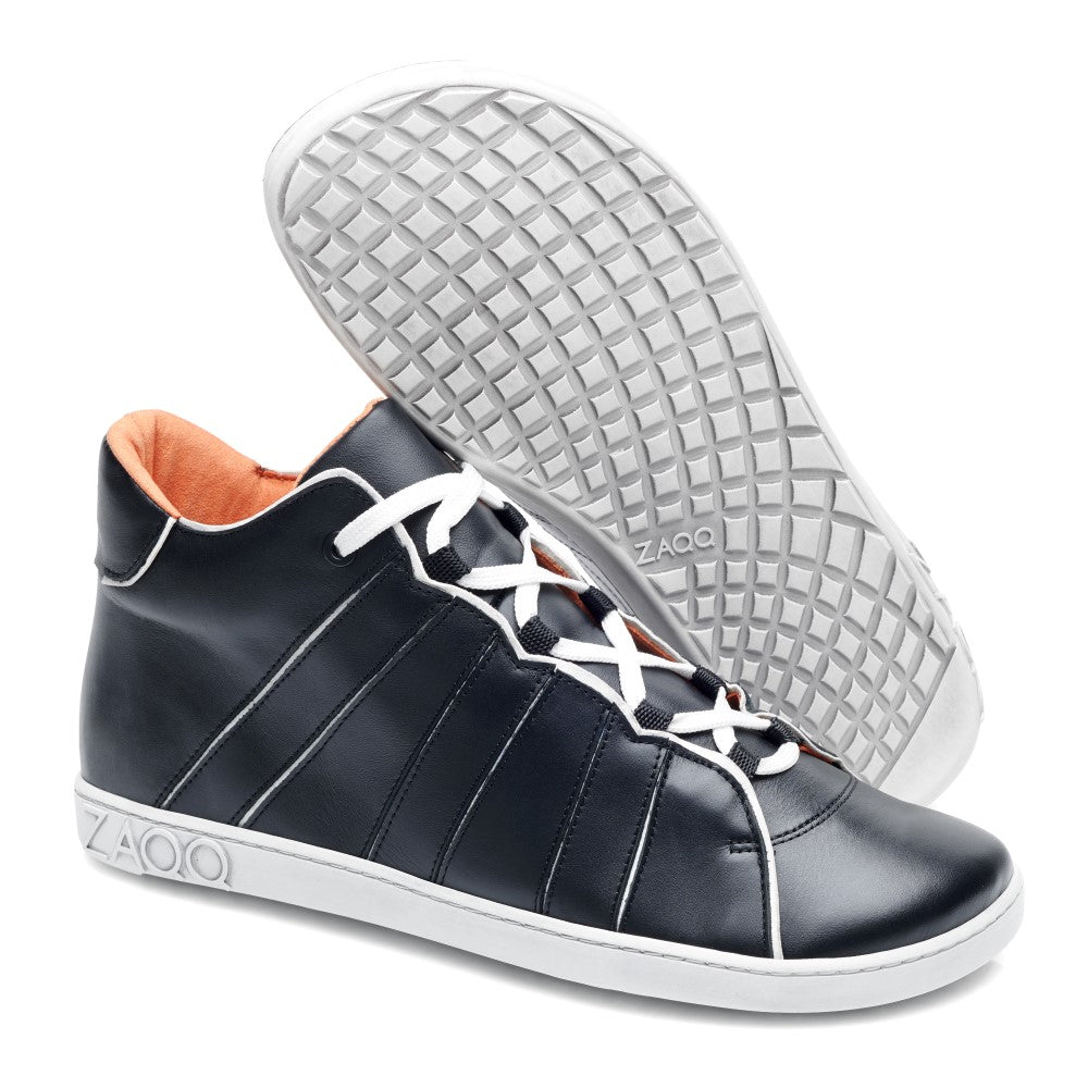 Die QQQ Mid Black White High-Top-Sneaker von ZAQQ sind aus glattem Nappaleder gefertigt und verfügen über weiße Schnürsenkel sowie Sohlen mit strukturiertem Gittermuster. Ein orangefarbenes Futter sorgt für einen Farbtupfer, während der Markenname ZAQQ prominent auf der Außensohle angebracht ist. Diese Schuhe bieten einen anspruchsvollen Stil kombiniert mit einem Barfußgefühl.