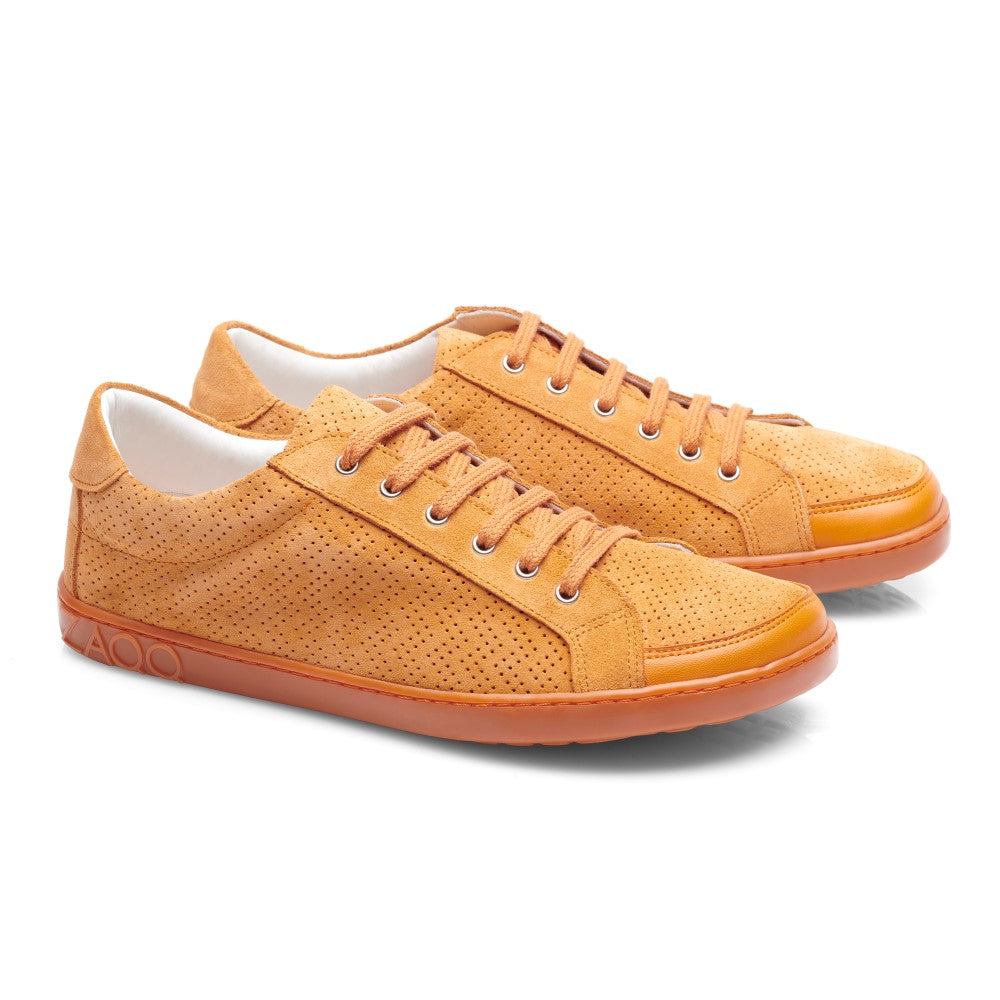 Der SLOQ Orange von ZAQQ ist ein hellbrauner Veloursleder-Sneaker mit weißer Innenausstattung und Kautschuksohle. Diese Barfuß-Sneaker sind mit perforierten Details an den Seiten und der Oberseite gestaltet und werden mit passenden braunen Schnürsenkeln geschnürt.