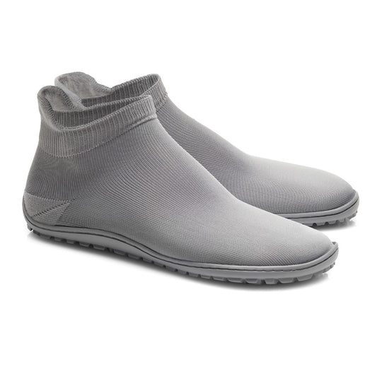 Die SOQQ Grey von ZAQQ sind Schuhe im Socken-Stil mit einer strukturierten, rutschfesten Sohle und einem schlanken, bequemen Design. Mit einem dehnbaren Obermaterial aus Strickgewebe ähneln sie High-Top-Sneakern.